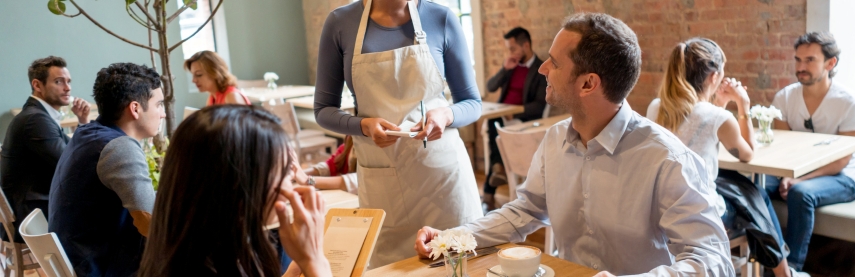 Un serveur propose à ses clients de prendre les restes en doggy bag à emporter