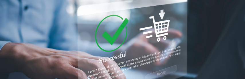 Personne sur son ordinateur mettant en conformité les données produit de son e-commerce